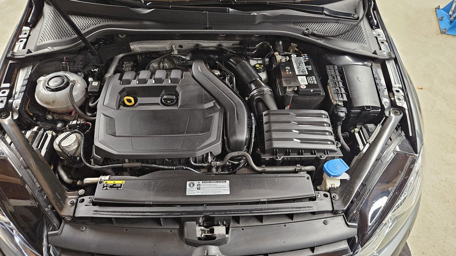 Motorraum nach der Reinigung