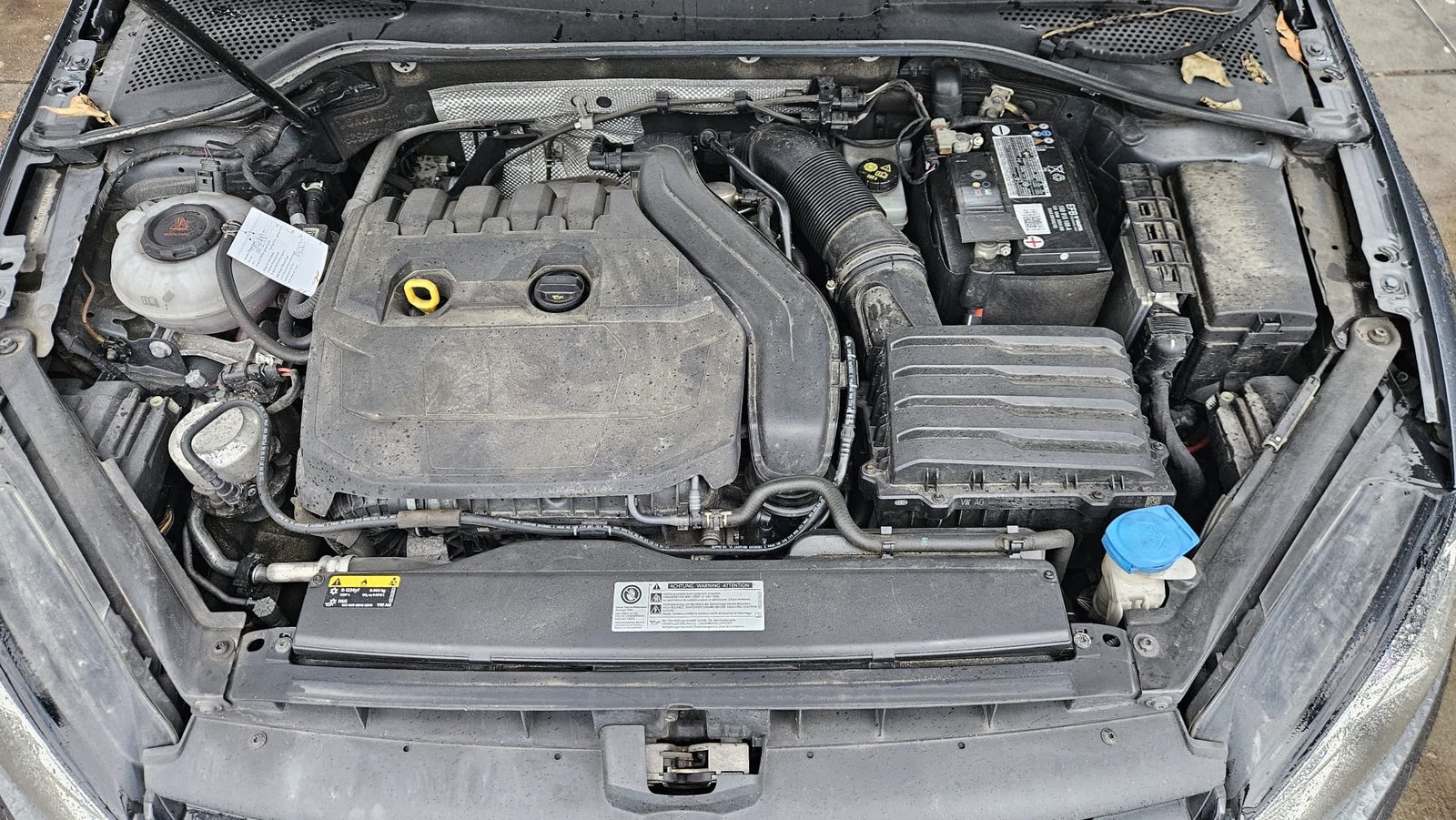 Motorraum vor der Reinigung